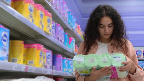 ostokset supermarketissa nuori nainen, valitsemalla wc-paperi - Materiaali, video
