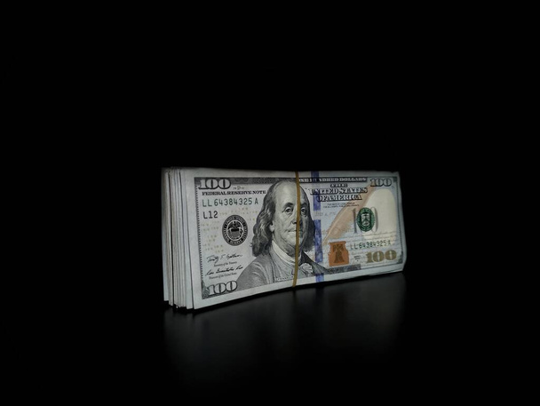 100 доларів у темряві, 100 доларів США
 - Фото, зображення