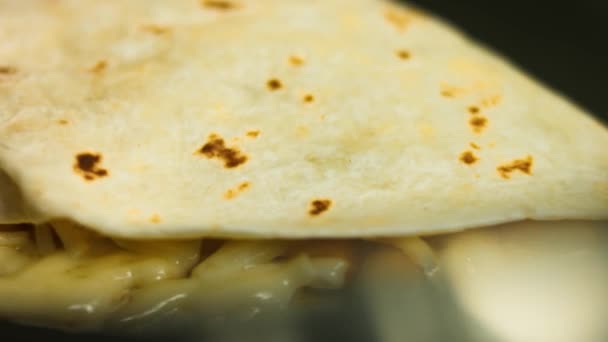 Freír una quesadilla de verduras recién envuelta en una sartén. Proceso de hacer quesadillas mexicanas. Vista macro - Imágenes, Vídeo