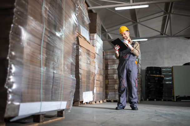 Inspecteur d'entrepôt vérifiant l'inventaire dans le département d'entreposage de l'entrepôt. - Photo, image