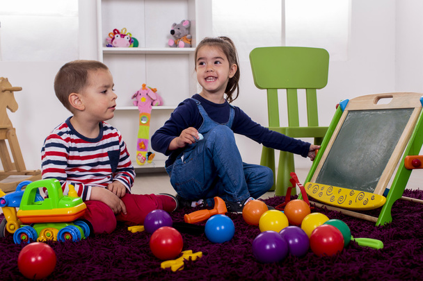 Kinder spielen im Zimmer - Foto, Bild