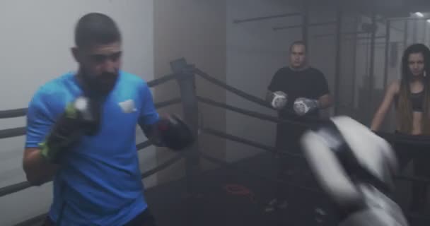 Бойцы проводят спарринг-матч внутри ринга - Кадры, видео