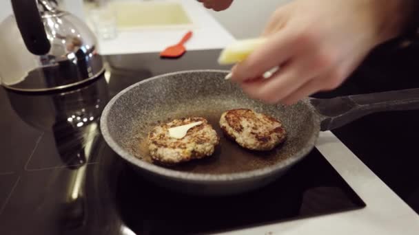 Pareja Praparing hamburguesas de carne en la cocina - Imágenes, Vídeo
