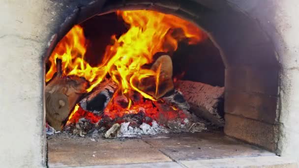 Μαγειρεύοντας μια νόστιμη πίτσα σε ξυλόφουρνο για ψήσιμο πίτσας - Πλάνα, βίντεο