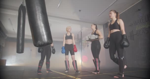 Spor salonunda boks yapmaya hazırlanan dört kız. - Video, Çekim