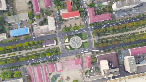 Krasnodar, Rússia. Alexandrovsky Boulevard. Monumento ao Santo Grande Mártir Catarina com uma fonte. Arco Triunfal. Vista aérea. 4K - Filmagem, Vídeo
