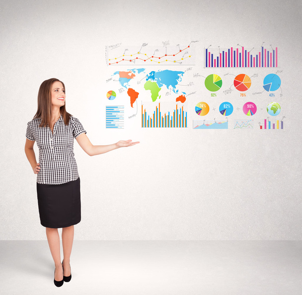 カラフルなグラフとチャートを持つビジネス女性 - 写真・画像