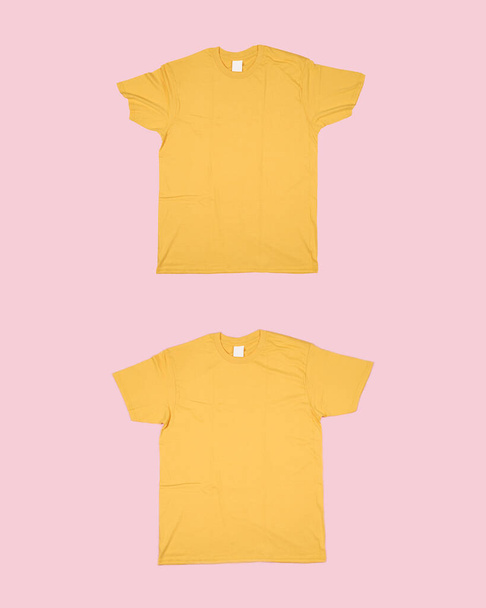 Plantilla de maqueta de camisa amarilla en blanco, vistas frontal y trasera, aislada en una maqueta de camiseta rosa. Sudadera presentación de diseño de sudadera para impresión. Adecuado para su espacio publicitario. Espacio para su logotipo. - Foto, Imagen