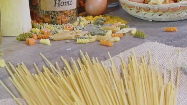Φρέσκα χορτοφαγικά ιταλικά ωμά ζυμαρικά μακαρονιών τροφίμων - Πλάνα, βίντεο