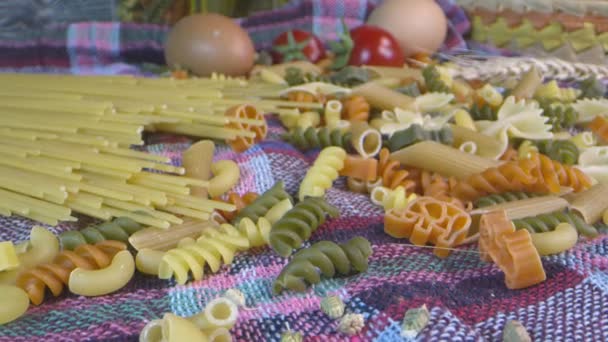 Friss vegetáriánus olasz nyers étel makaróni tészta - Felvétel, videó
