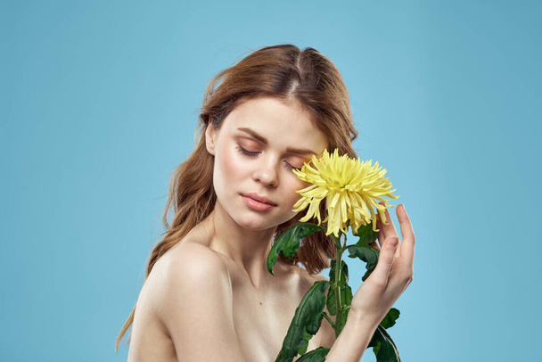 Beautiful girl with flowers cropped view portrait close-up - Foto, afbeelding