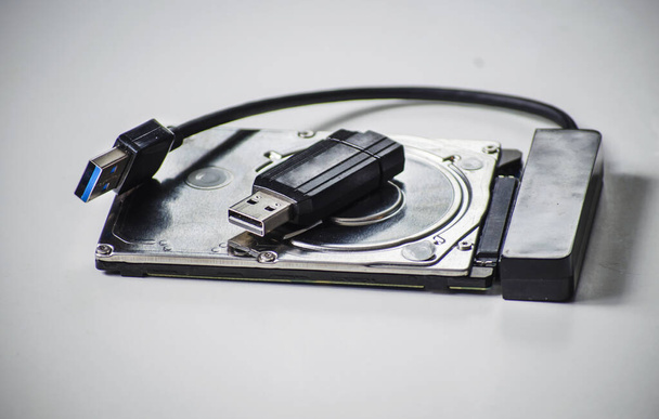 Unidade USB e disco rígido externo no fundo branco - Foto, Imagem