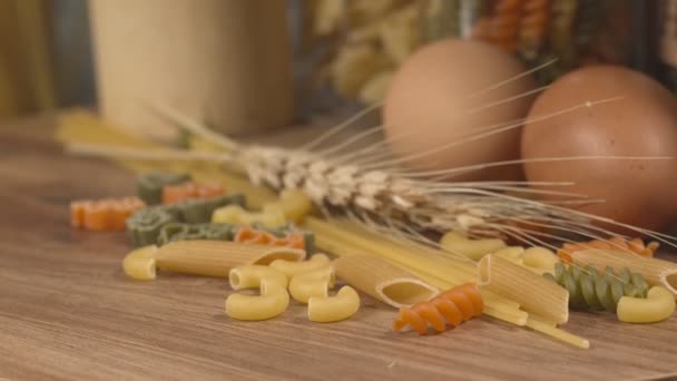 Φρέσκα χορτοφαγικά ιταλικά ωμά ζυμαρικά μακαρονιών τροφίμων - Πλάνα, βίντεο