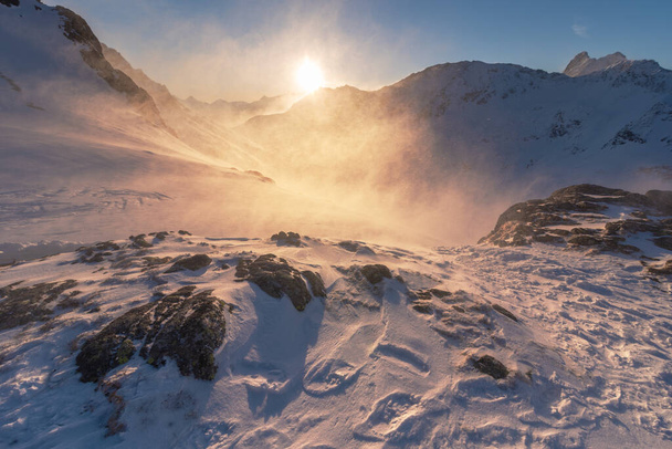 Bella vista invernale delle montagne degli Alti Tatra con turisti, sciatori e incredibili stati di natura - Foto, immagini