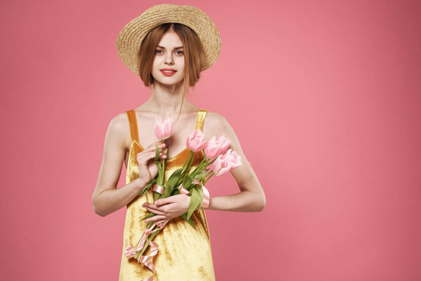 Красива жінка в капелюсі букет квітів подарунок елегантний стиль розкіш
 - Фото, зображення