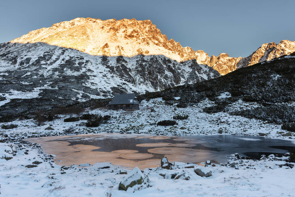 Bella vista invernale delle montagne degli Alti Tatra con turisti, sciatori e incredibili stati di natura - Foto, immagini