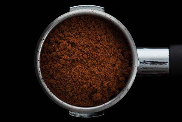 Подготовка кофе, портативный фильтр крупным планом со свежим молотым кофе вид сверху - Фото, изображение
