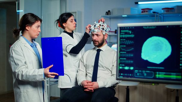 Lekarz medycyny neurologicznej wskazując na schowek badania wzroku - Zdjęcie, obraz