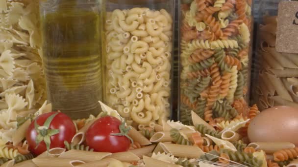 Pasta de macarrones vegetariana fresca italiana cruda - Metraje, vídeo