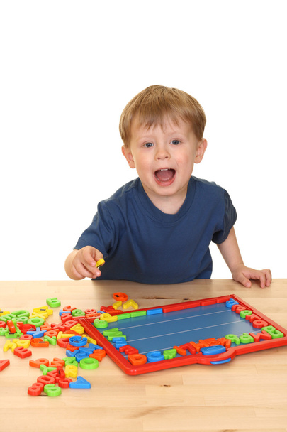 Három éves fiú és elszigetelt fehér betűk - Fotó, kép