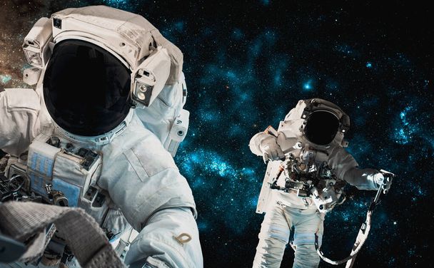 Astronauta astronauta hacer caminata espacial mientras trabaja para la estación espacial - Foto, imagen