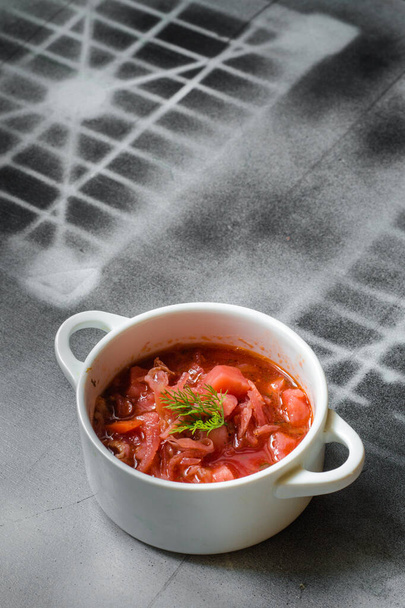 красный томатный суп, борщ, бульон из мяса первого блюда и овощи - Фото, изображение