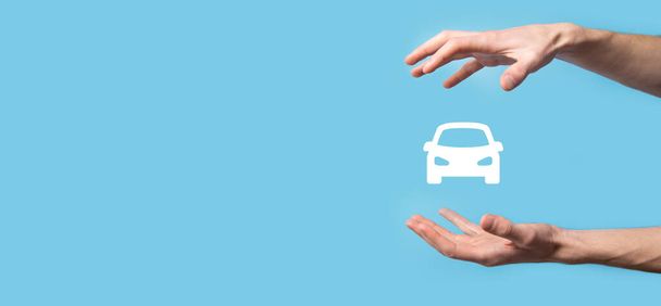 Férfi kéz kezében autó auto ikon kék háttér. Széles transzparens-összetétel.Autó gépjármű-biztosítás és ütközéskár-mentességi koncepciók. - Fotó, kép