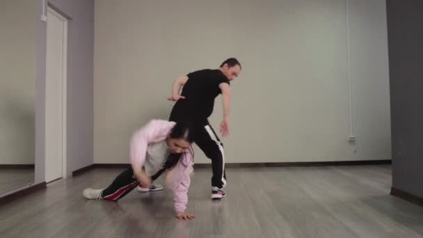 Danse hip hop interprétée par l'homme et la femme en studio - Séquence, vidéo