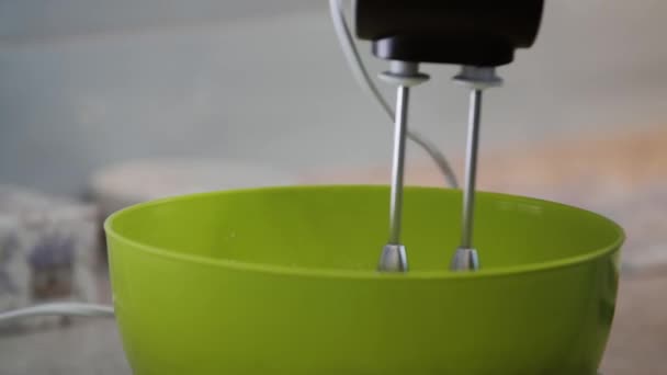 Den Teig mit einem Handrührgerät kneten. Der Prozess der Herstellung eines leckeren Osterkuchens oder Pfannkuchen. - Filmmaterial, Video