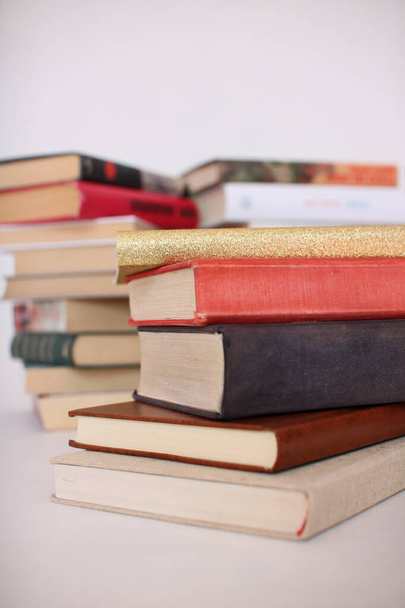 Libros sobre una mesa blanca en una librería - Foto, imagen