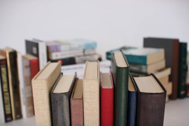 Книги на белом столе в книжном магазине - Фото, изображение