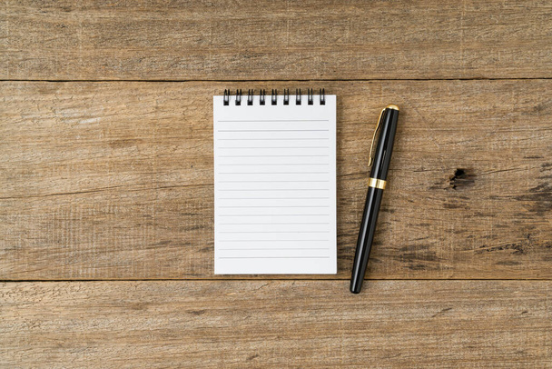 Notebook e penna su sfondo shabby bordo di legno. Copia spazio. - Foto, immagini
