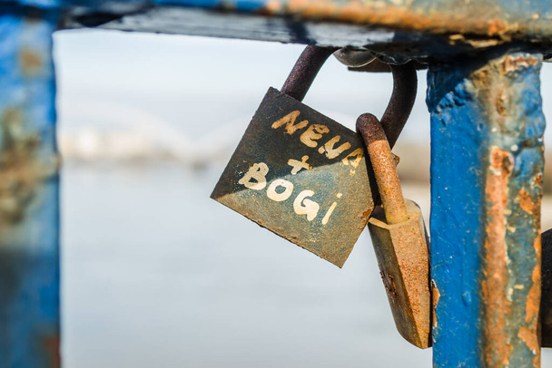 Novi Sad, Serbia - 16 marca 2019: Zamknięta kłódka miłości na moście w Nowym Sadzie - Zdjęcie, obraz