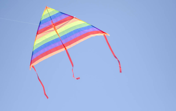 widok kolorowego latawca latającego na niebie - Zdjęcie, obraz