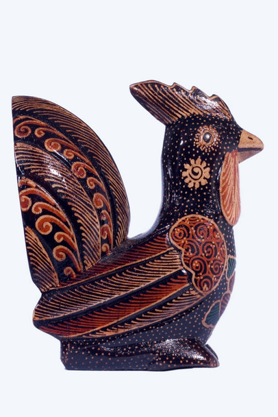 バティックをモチーフにした装飾的な木製の鶏像  - 写真・画像