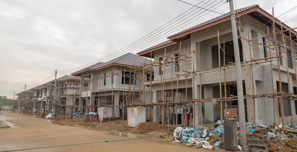 výstavba nového obytného domu probíhá na staveništi - Fotografie, Obrázek