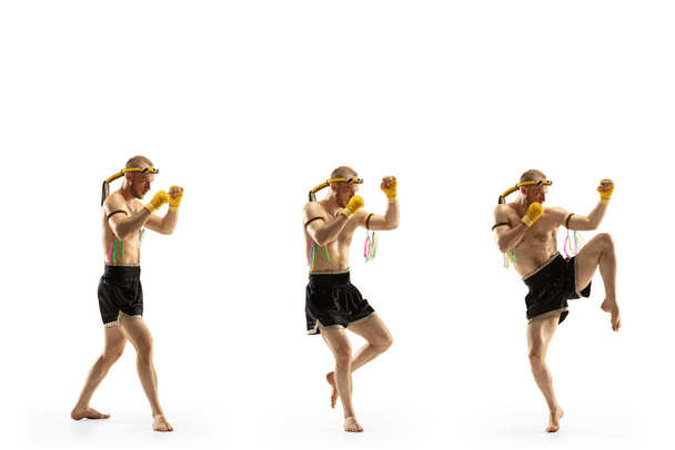 Junger Mann thailändischer Boxer auf weißem Hintergrund in Bewegung von Schritt zu Schritt Knie treten. - Foto, Bild