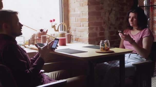 Incontri coppia rilassante insieme nel caffè tè cinese - Filmati, video