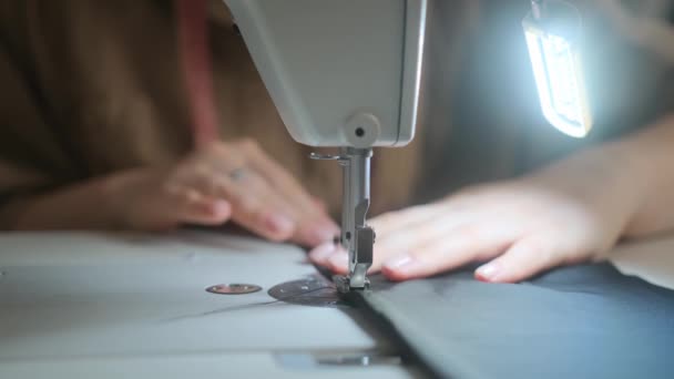Costura en la máquina de coser. Costura a medida en la máquina de coser. Primer plano de la mano de la mujer y el proceso de costura. Concepto de moda para pequeñas empresas - Imágenes, Vídeo