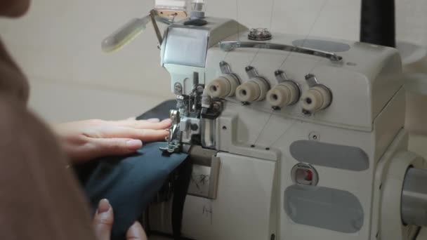 Šití na šicím stroji. Šití na míru na šicí stroj. Detailní záběr ženské ruky a proces šití. Malý obchodní módní koncept - Záběry, video