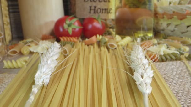 Świeże wegetariańskie włoskie surowe makaron spożywczy - Materiał filmowy, wideo