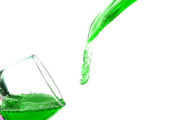 Llenado de vidrio con líquido verde
 - Foto, imagen