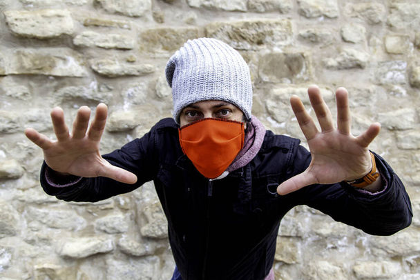 Mladý pouliční gang s maskou v parku, sociální problém - Fotografie, Obrázek