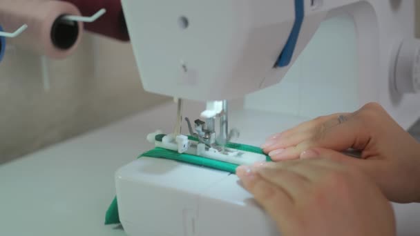 Costura en la máquina de coser. Costura a medida en la máquina de coser. Primer plano de la mano de la mujer y el proceso de costura. Concepto de moda para pequeñas empresas - Metraje, vídeo