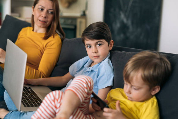 mãe e seus filhos usando computador portátil em casa - Foto, Imagem