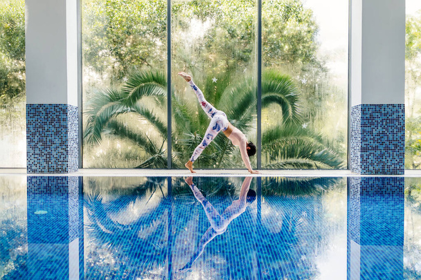 mooie sportieve vrouw yoga asana praktijk ochtend routine - Foto, afbeelding