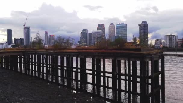 Canary Wharf view from Canada Water on Southbank, Londen, Engeland, Verenigd Koninkrijk - Video