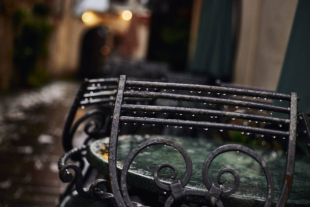 Рай на вулиці в старому європейському місті. Літній дощовий день у Львові..  - Фото, зображення