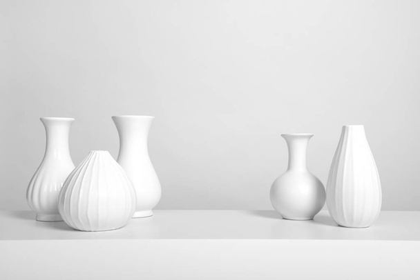 Grupa eleganckich białych wazonów w białym wnętrzu - Zdjęcie, obraz