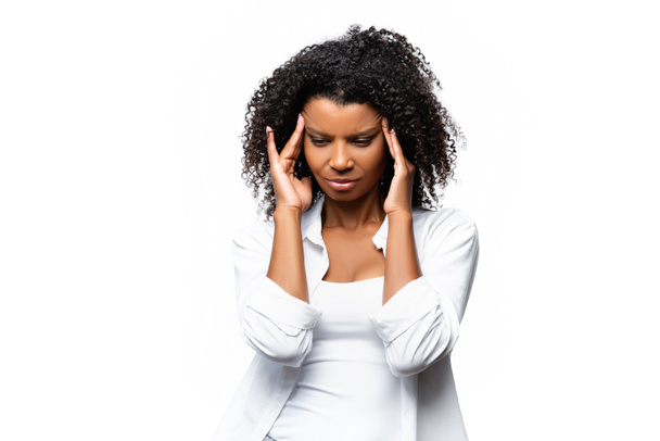 Африканская американка страдает от головной боли, изолированной на белом  - Фото, изображение